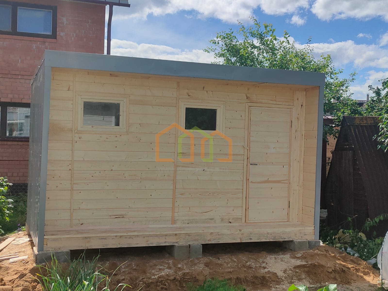 БЫТОВКА ДЛЯ ДАЧИ В СТИЛЕ ХАЙ ТЕК С ЦВЕТНЫМ ПРОФЛИСТОМ 4Х2,4